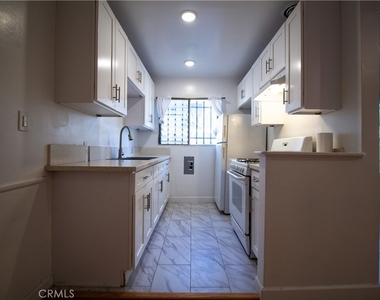 1224 North Mansfield - Photo Thumbnail 7