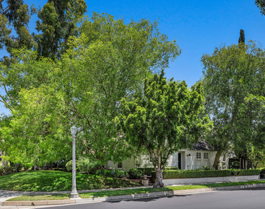 840 Victoria Drive - Photo Thumbnail 2