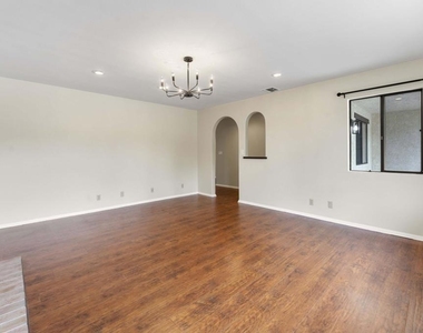 6347 N Muscatel Avenue - Photo Thumbnail 5