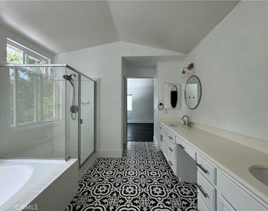 28 Deerwood - Photo Thumbnail 15