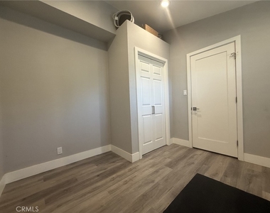 2447 Clarke - Photo Thumbnail 15
