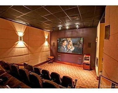 9253 Regents Road - Photo Thumbnail 8