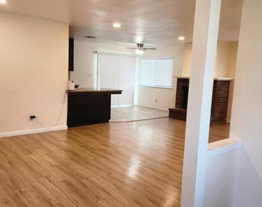 1385 Wimbledon Court - Photo Thumbnail 5