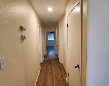 1385 Wimbledon Court - Photo Thumbnail 11
