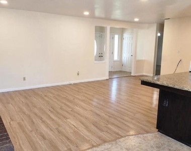 1385 Wimbledon Court - Photo Thumbnail 3
