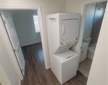 1069 Sycamore Court - Photo Thumbnail 11