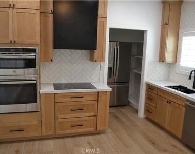 12747 Hilltop Drive - Photo Thumbnail 5