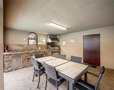 330 N Jackson Street - Photo Thumbnail 24