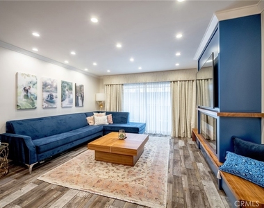 330 N Jackson Street - Photo Thumbnail 4