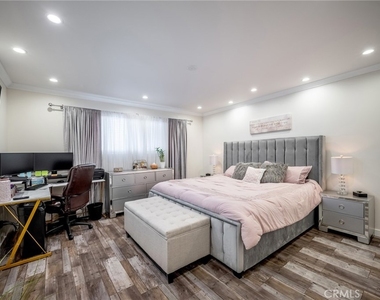 330 N Jackson Street - Photo Thumbnail 19