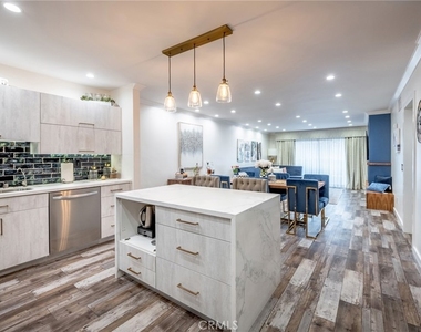 330 N Jackson Street - Photo Thumbnail 3