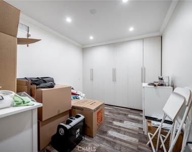 330 N Jackson Street - Photo Thumbnail 27