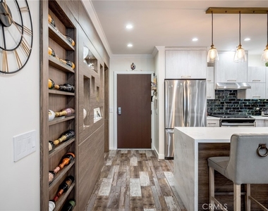 330 N Jackson Street - Photo Thumbnail 2
