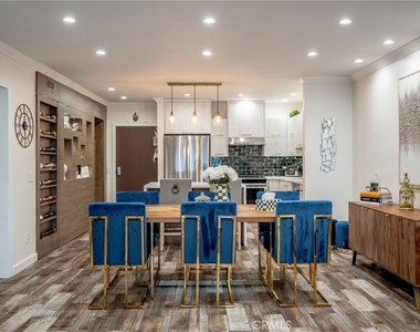 330 N Jackson Street - Photo Thumbnail 11