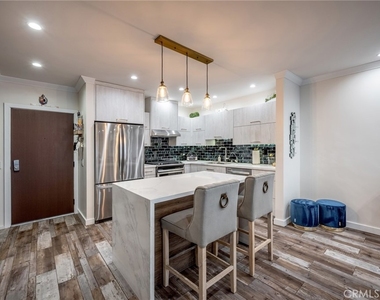 330 N Jackson Street - Photo Thumbnail 13