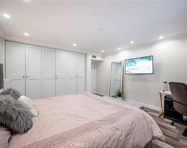 330 N Jackson Street - Photo Thumbnail 20