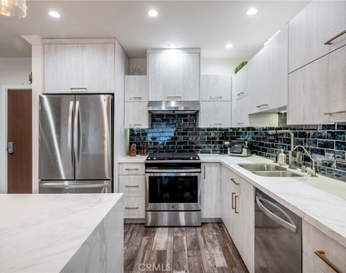330 N Jackson Street - Photo Thumbnail 14
