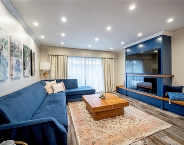 330 N Jackson Street - Photo Thumbnail 5