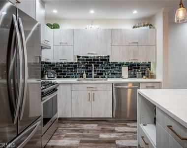 330 N Jackson Street - Photo Thumbnail 15