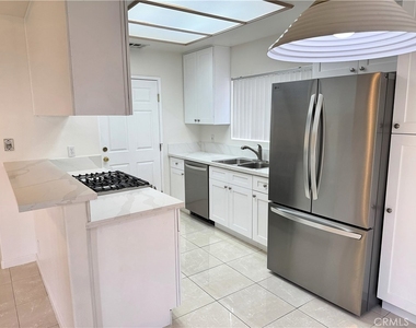 18319 Hart Street - Photo Thumbnail 6