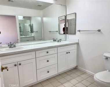 18319 Hart Street - Photo Thumbnail 12