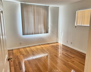 18319 Hart Street - Photo Thumbnail 11