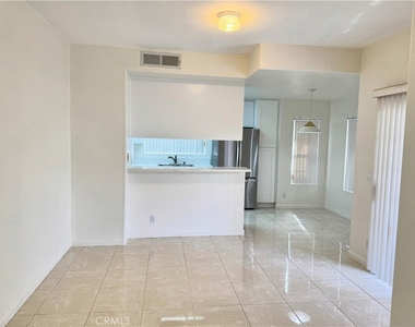 18319 Hart Street - Photo Thumbnail 5