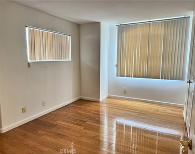 18319 Hart Street - Photo Thumbnail 10