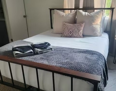 1811 Navajo Place - Photo Thumbnail 11