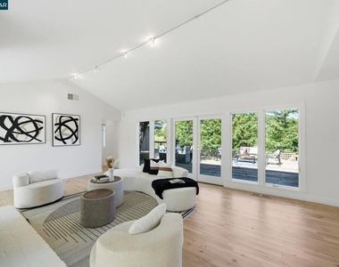102 Hillcrest Dr - Photo Thumbnail 4
