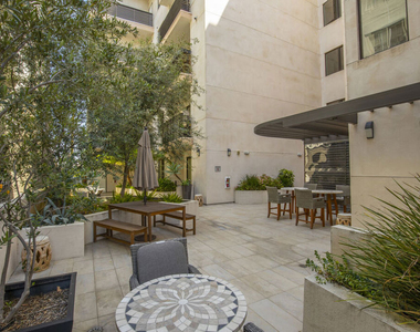 118 S Kenwood Street - Photo Thumbnail 17
