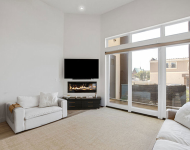 118 S Kenwood Street - Photo Thumbnail 7