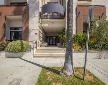 118 S Kenwood Street - Photo Thumbnail 2