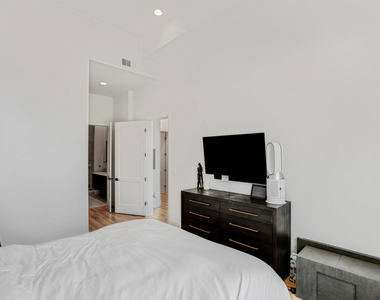 118 S Kenwood Street - Photo Thumbnail 11