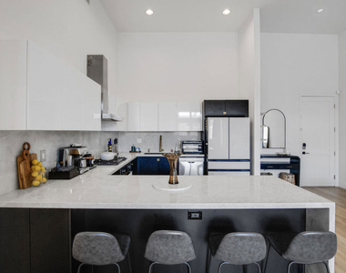 118 S Kenwood Street - Photo Thumbnail 3
