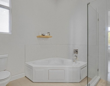 118 S Kenwood Street - Photo Thumbnail 12