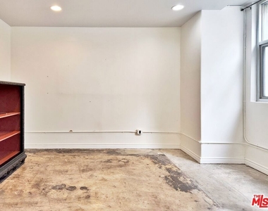 215 W 7th Street - Photo Thumbnail 11