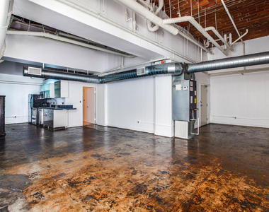 215 W 7th Street - Photo Thumbnail 3