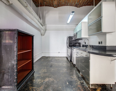 215 W 7th Street - Photo Thumbnail 4