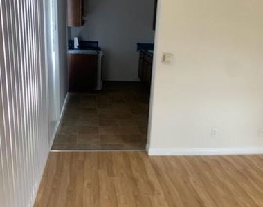7906 S San Pedro Street - Photo Thumbnail 5