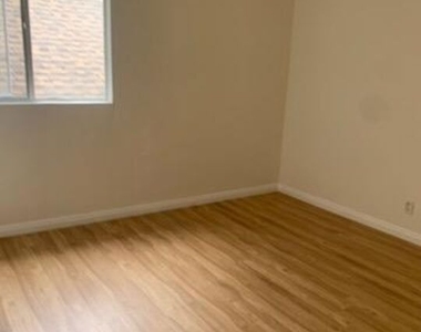 7906 S San Pedro Street - Photo Thumbnail 3