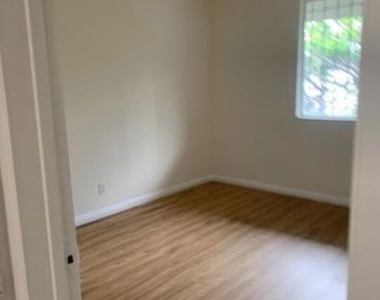 7906 S San Pedro Street - Photo Thumbnail 2