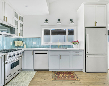 712 Crestmoore Place - Photo Thumbnail 2