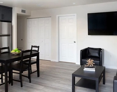 1320 W 37th Street - Photo Thumbnail 3
