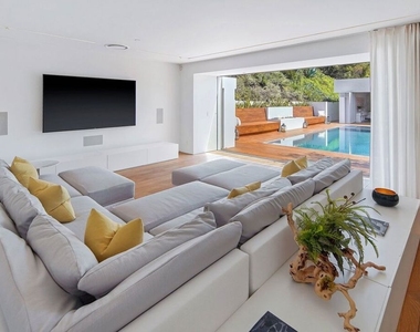 1106 N Hillcrest Road - Photo Thumbnail 7
