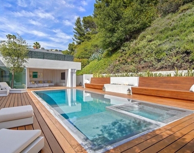 1106 N Hillcrest Road - Photo Thumbnail 1
