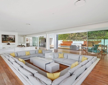 1106 N Hillcrest Road - Photo Thumbnail 3