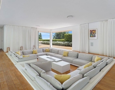 1106 N Hillcrest Road - Photo Thumbnail 2