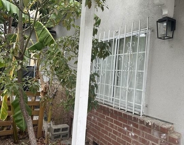 1116 N Ardmore Avenue - Photo Thumbnail 2