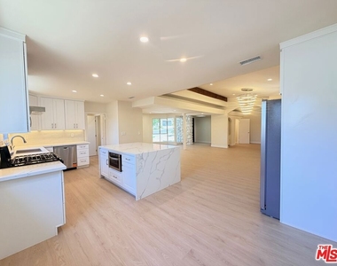 2000 San Ysidro Drive - Photo Thumbnail 5